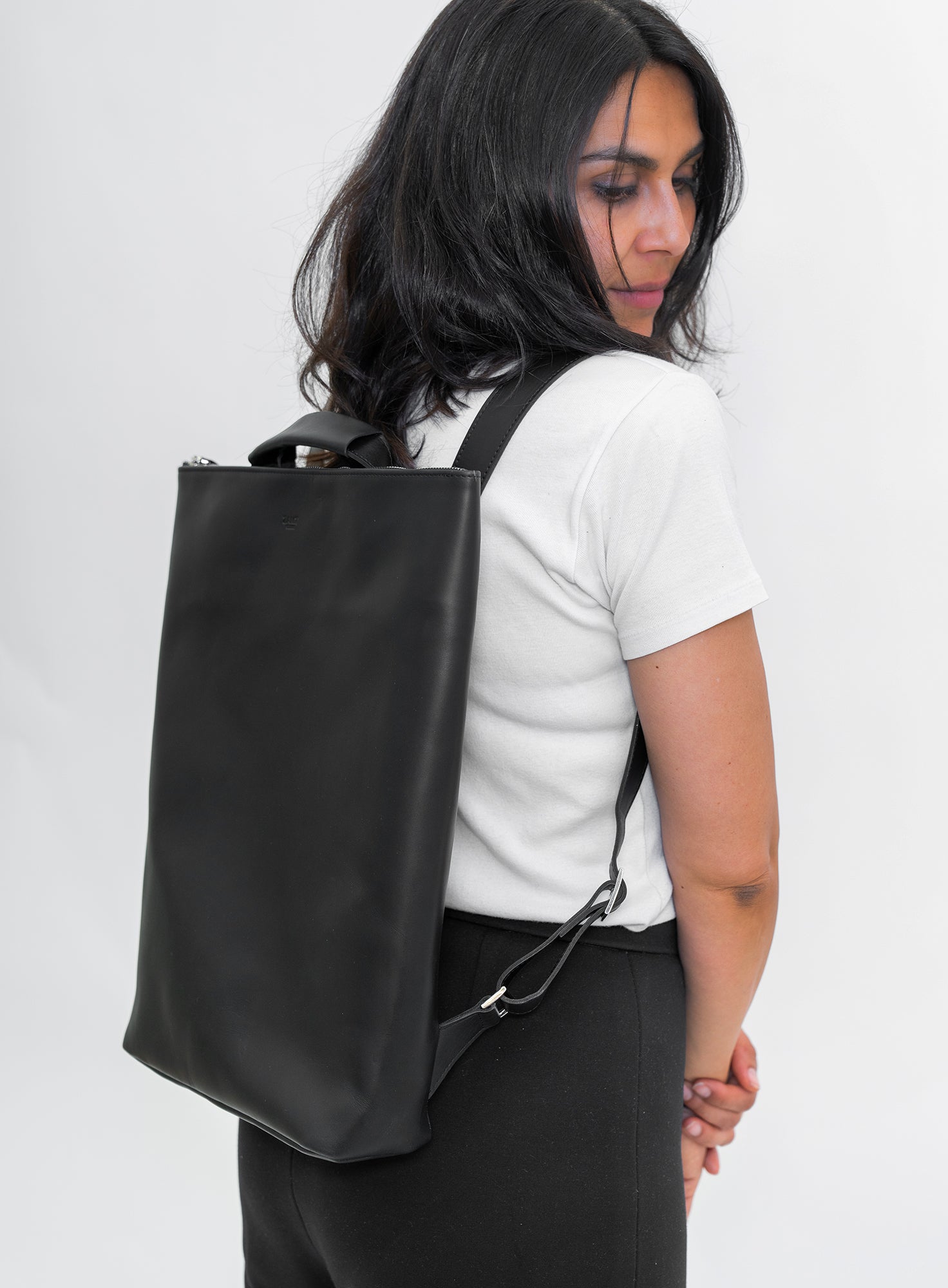 TOTE_BACKPACK_ELLIOT_BLACK_Designed_in_Berlin_Made_to_last_Handmade_in_Poland.