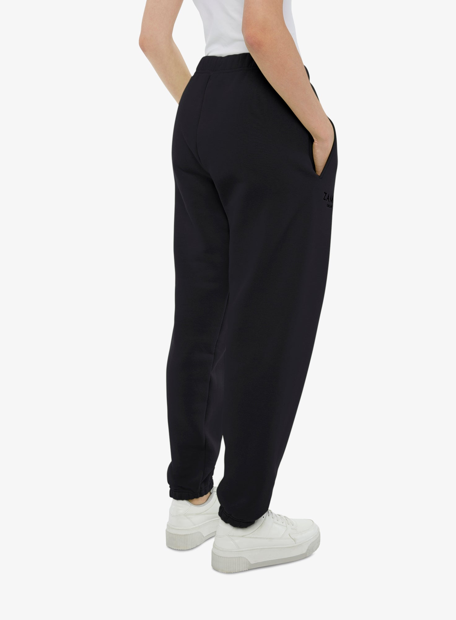 FAVORITE_03_SWEATPANTS_BLACK_Designed_in_Berlin_Made_to_last_Handmade_in_Poland.